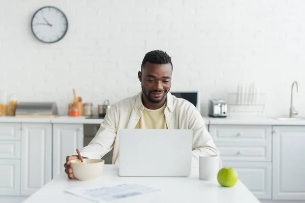 Freelancer Afro Americano Sorrindo Usando Laptop Durante Café Manhã — Fotografia de Stock