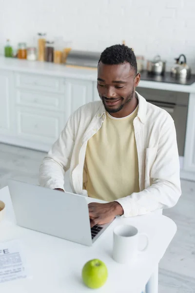Freelancer Afro Americano Feliz Digitando Laptop — Fotografia de Stock