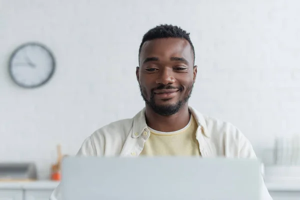 Freelancer Afro Americano Satisfeito Usando Laptop Borrado — Fotografia de Stock