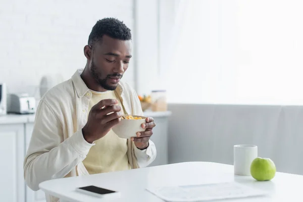 Africano Americano Hombre Celebración Bowl Mientras Desayunando —  Fotos de Stock