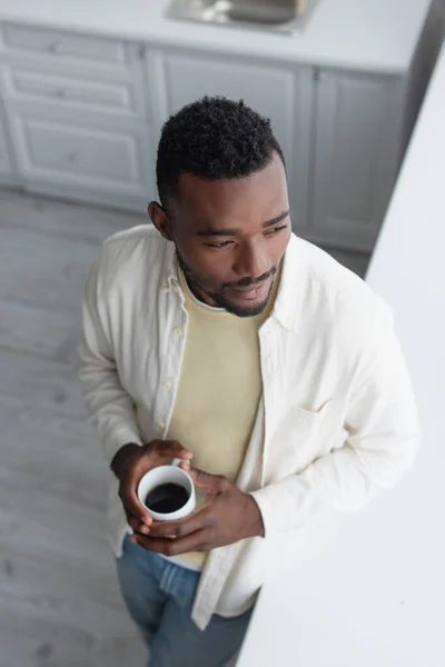 주방에서 커피를 아프리카 미국인 남자의 — 스톡 사진