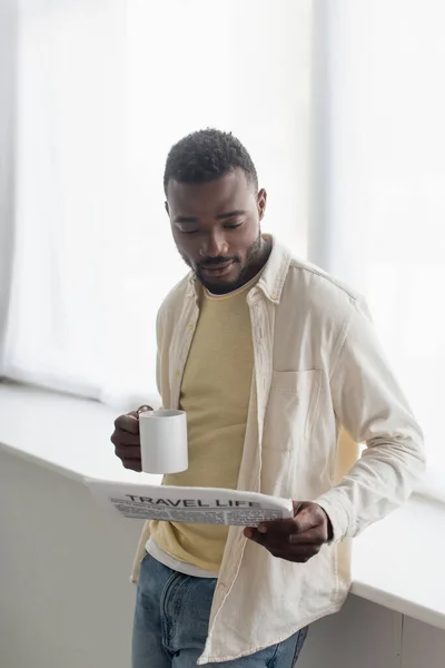 Africano Americano Hombre Celebración Taza Café Lectura Viaje Vida Periódico — Foto de Stock