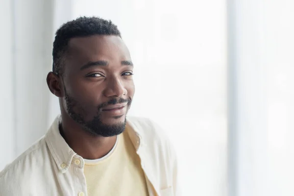 Sonriente Afroamericano Hombre Camisa Mirando Cámara — Foto de Stock