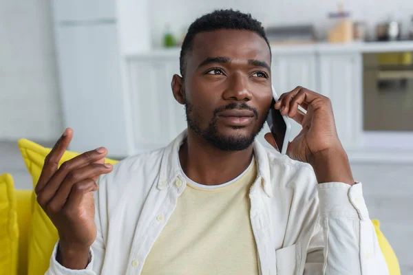Junger Afrikanisch Amerikanischer Mann Gestikuliert Während Mit Dem Smartphone Spricht — Stockfoto