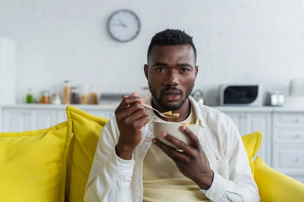 Joven Afroamericano Hombre Sosteniendo Tazón Con Hojuelas Maíz Cuchara — Foto de Stock