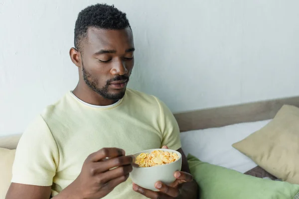 Bärtiger Afrikanisch Amerikanischer Mann Blickt Auf Cornflakes Schüssel — Stockfoto