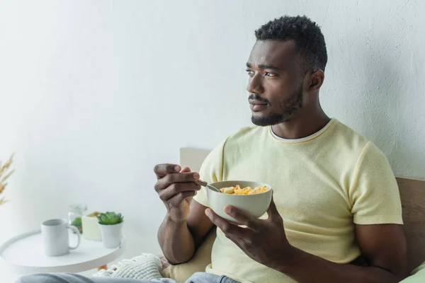 Barbudo Hombre Afroamericano Sosteniendo Tazón Con Hojuelas Maíz — Foto de Stock