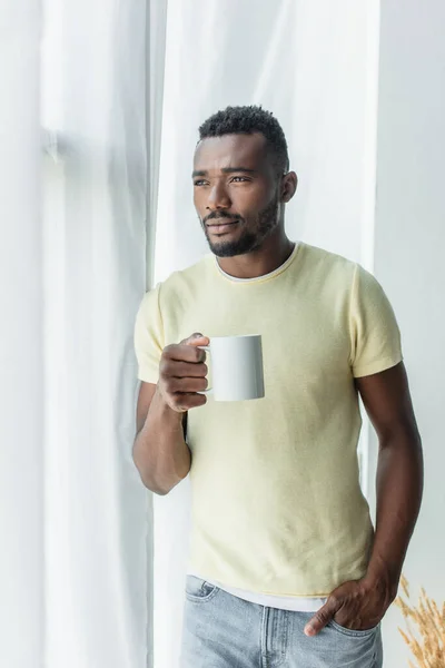 Bärtiger Afrikanisch Amerikanischer Mann Hält Tasse Mit Tee Und Steht — Stockfoto