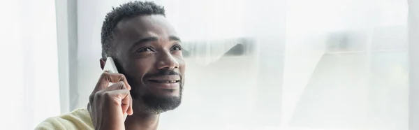 Sonriente Hombre Afroamericano Hablando Por Celular Pancarta — Foto de Stock