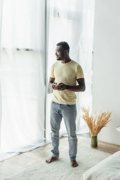 Vollbärtiger Afroamerikaner Steht Mit Smartphone — Stockfoto