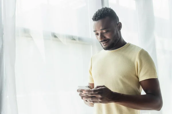 Feliz Homem Americano Africano Mensagens Smartphone — Fotografia de Stock