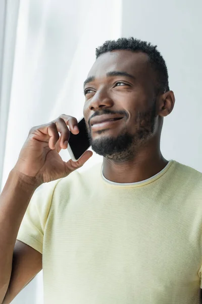 Χαρούμενος Αφροαμερικάνος Μπλουζάκι Που Μιλάει Στο Smartphone — Φωτογραφία Αρχείου