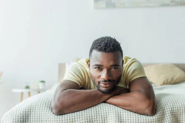 Homme Afro Américain Barbu Shirt Couché Sur Lit — Photo