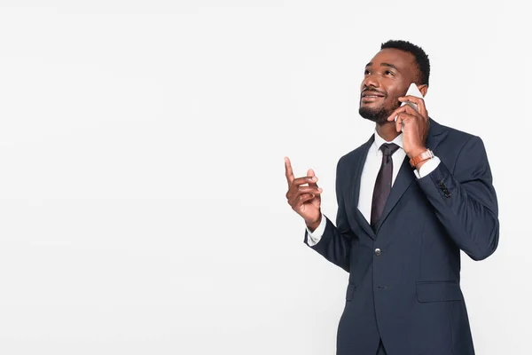 Empresário Afro Americano Alegre Terno Ter Conversa Telefônica Enquanto Apontando — Fotografia de Stock