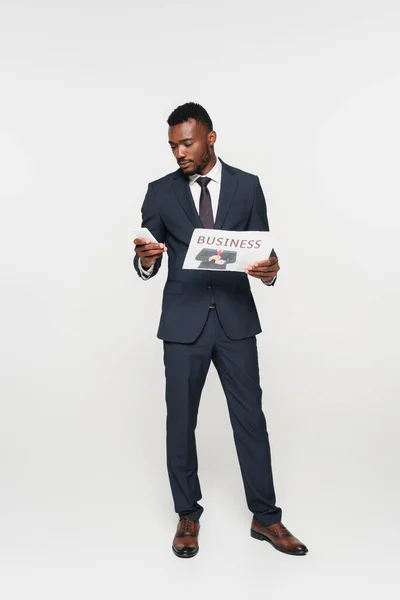 Full Length African American Businessman Suit Using Smartphone Ενώ Κρατάτε — Φωτογραφία Αρχείου