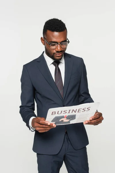Afro Amerikai Férfi Szemüveges Olvasás Üzleti Újság Elszigetelt Szürke — Stock Fotó
