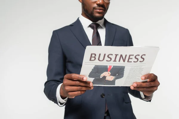 Bijgesneden Beeld Van Afrikaanse Amerikaanse Man Pak Lezen Business Krant — Stockfoto