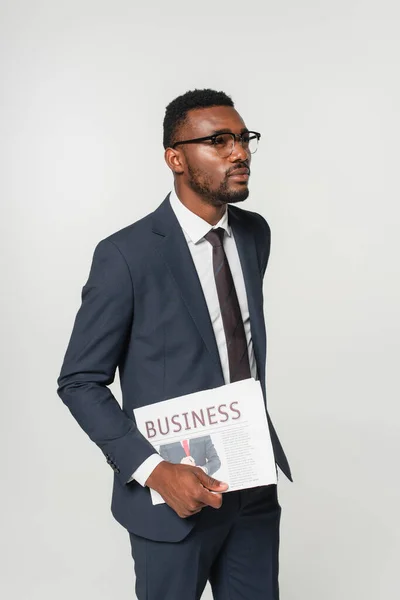 Afro Amerikai Férfi Szemüvegben Tartja Üzleti Újság Elszigetelt Szürke — Stock Fotó