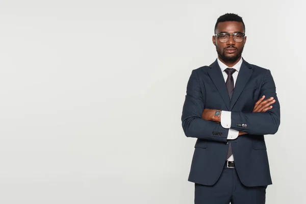 African American Man Eyeglasses Standing Crossed Arms Isolated Grey — Stock Photo, Image