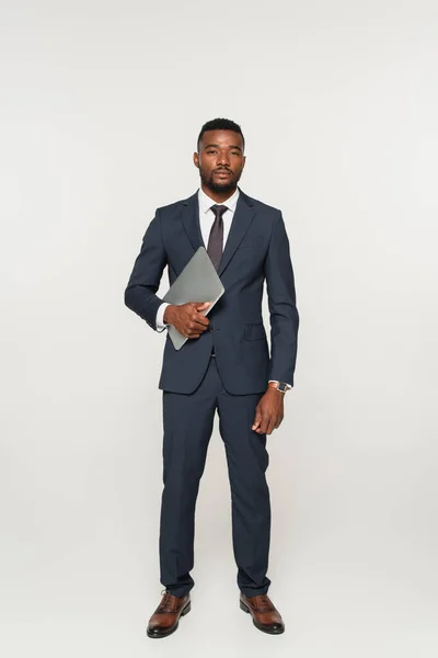 Full Length African American Businessman Suit Holding Laptop Isolated Grey — Stock Photo, Image