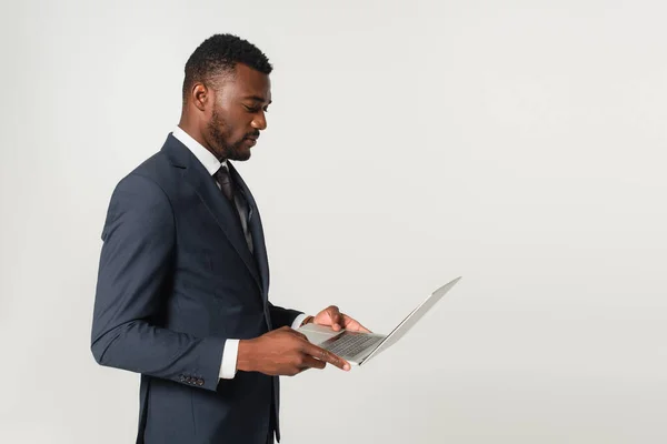 Hombre Negocios Afroamericano Traje Mirando Portátil Aislado Gris — Foto de Stock