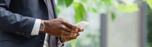Vista Recortada Del Hombre Negocios Afroamericano Traje Mensajería Teléfono Celular —  Fotos de Stock