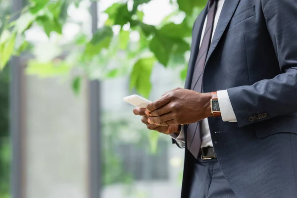 Vue Recadrée Homme Affaires Afro Américain Costume Messagerie Sur Téléphone — Photo