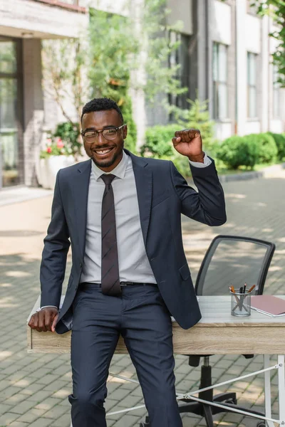 Χαρούμενος Αφροαμερικάνος Επιχειρηματίας Γυαλιά Ηλίου Σφιγμένη Γροθιά Ακουμπισμένη Στο Γραφείο — Φωτογραφία Αρχείου