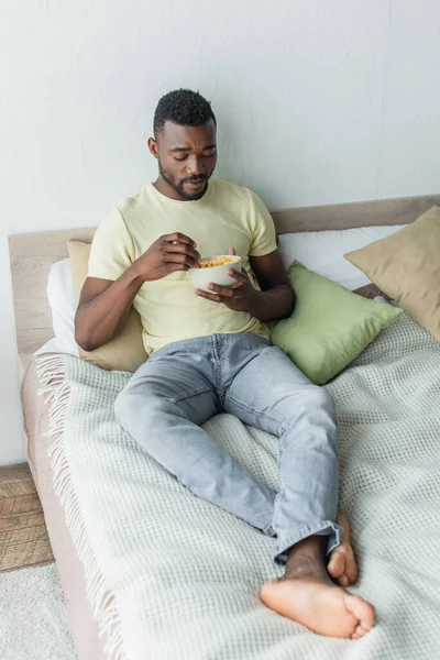 Barfuß Afrikanisch Amerikanischer Mann Blickt Auf Cornflakes Schüssel Während Sich — Stockfoto