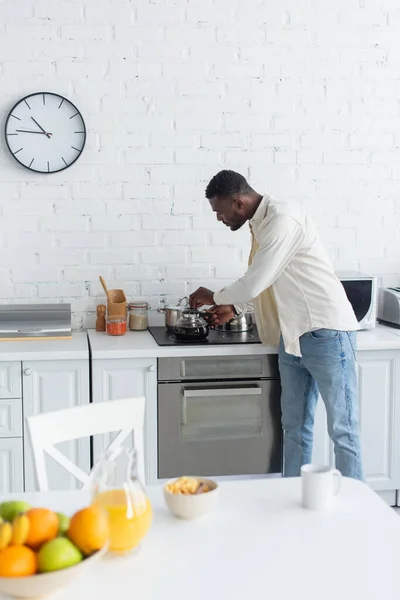 Barbudo Afro Americano Homem Segurando Panela Café Cozinha — Fotografia de Stock