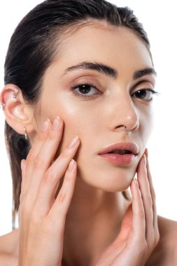 Beyaz tenli, mükemmel cilde dokunan piercingli genç bir kadın.