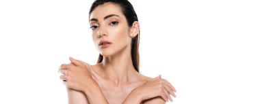 Genç ve güzel bir kadın. Çıplak omuzlarına piercing takıyor. Beyaz pankartta izole edilmiş.