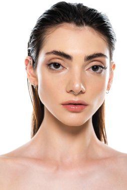 Güzel, genç ve esmer bir kadın beyaz kameraya bakıyor.