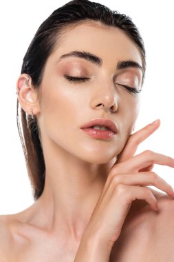 Esmer kadın, gözleri kapalı, beyaz poz veriyor.