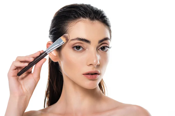 Morena Mujer Aplicando Base Facial Con Cepillo Cosmético Aislado Blanco —  Fotos de Stock