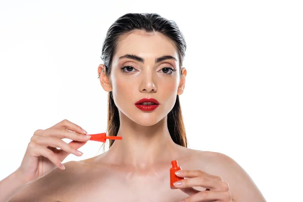 Jonge Vrouw Met Rode Lippen Houden Nagellak Geïsoleerd Wit — Stockfoto