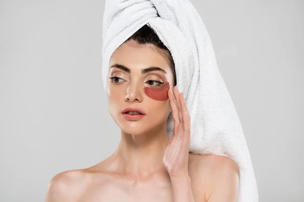 Ung Kvinna Med Handduk Huvudet Applicera Ögonlapp Isolerad Grå — Stockfoto