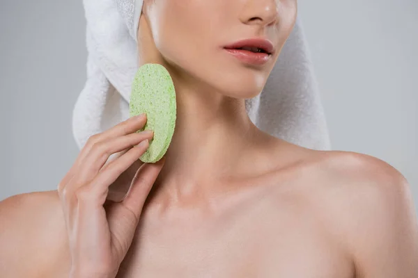 Vista Recortada Joven Mujer Sosteniendo Esponja Belleza Verde Aislado Gris — Foto de Stock
