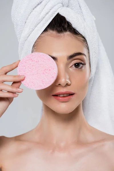 Wanita Muda Dengan Handuk Kepala Memegang Pink Kecantikan Spons Dekat — Stok Foto