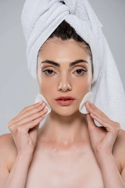 Kobieta Ręcznikiem Głowie Nakładanie Tonik Podkładkami Bawełnianymi Izolowane Szaro — Zdjęcie stockowe