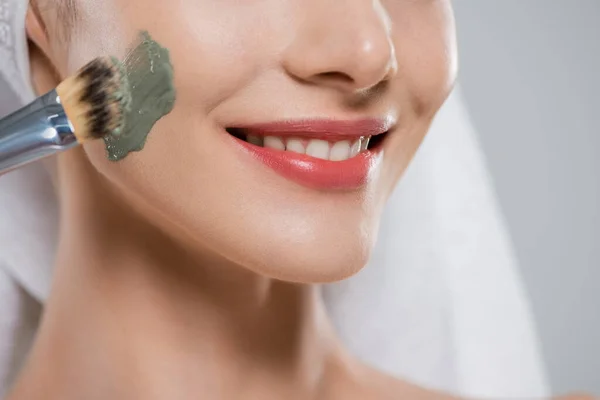 Καλλιεργημένη Άποψη Της Χαρούμενης Νεαρής Γυναίκας Εφαρμογή Πράσινο Πηλό Μάσκα — Φωτογραφία Αρχείου