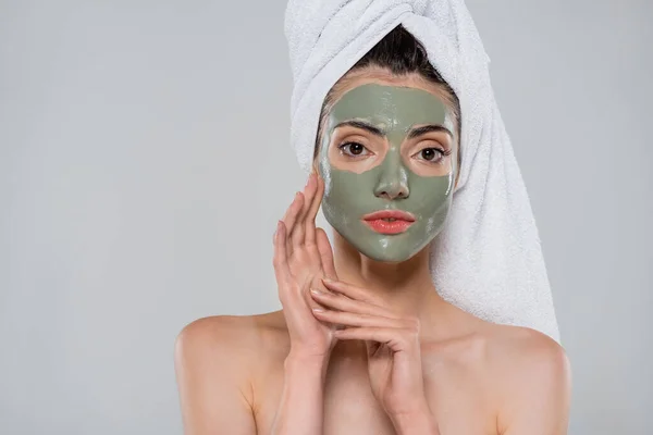 Giovane Donna Con Asciugamano Sulla Testa Maschera Argilla Verde Guardando — Foto Stock