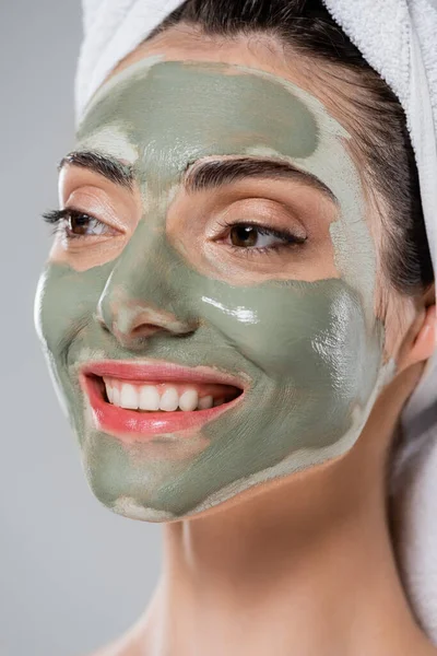 Close Jovem Mulher Positiva Com Máscara Barro Verde Rosto Isolado — Fotografia de Stock