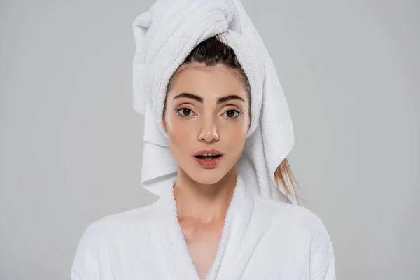 Zaskoczona Młoda Kobieta Ręcznikiem Głowie Odizolowana Szarości — Zdjęcie stockowe
