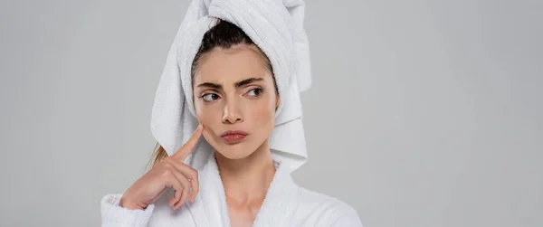 Pensive Jonge Vrouw Met Handdoek Hoofd Wijzend Wang Geïsoleerd Grijs — Stockfoto