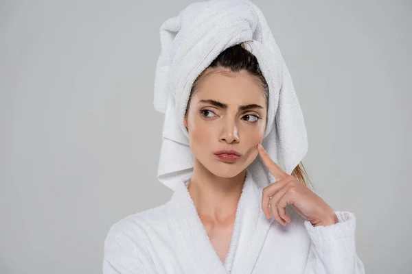 Zamyślona Młoda Kobieta Ręcznikiem Głowie Wskazującym Policzek Odizolowana Szaro — Zdjęcie stockowe