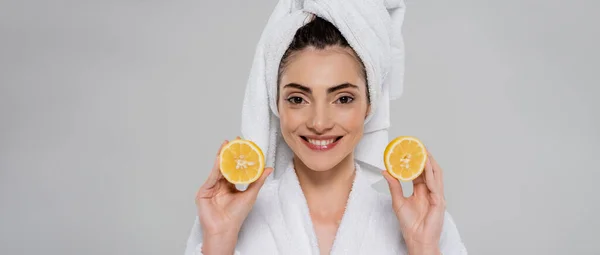 Fröhliche Junge Frau Mit Handtuch Auf Dem Kopf Orangenhälften Isoliert — Stockfoto