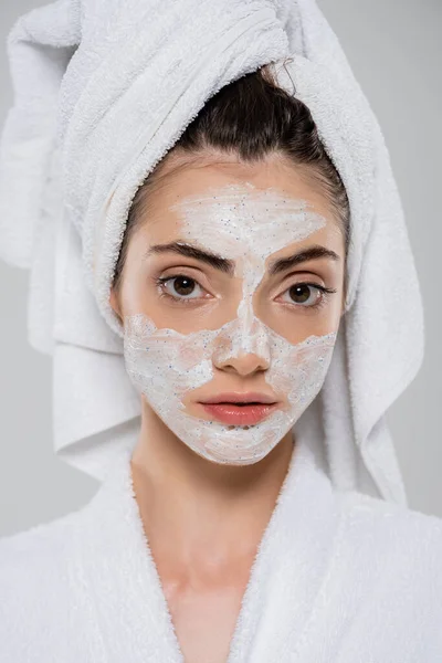 Mujer Joven Con Toalla Cabeza Exfoliante Facial Aislado Gris — Foto de Stock