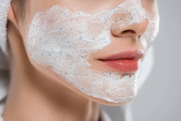 Vista Recortada Mujer Joven Con Exfoliante Facial Aislado Gris — Foto de Stock