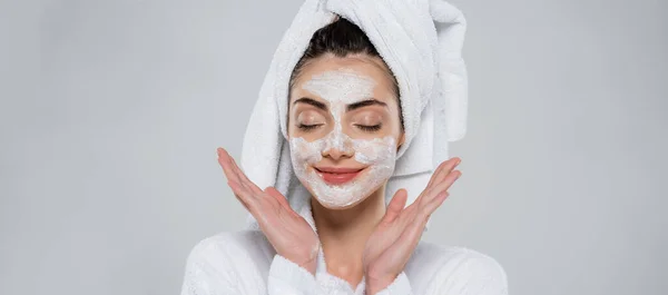 Mujer Joven Satisfecha Con Exfoliante Facial Aislado Gris Pancarta — Foto de Stock